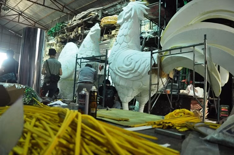 Năm nay, mọi công tác tổ chức đã được hoàn tất trên đường hoa Nguyễn Huệ.Linh vật biểu trưng năm Đinh Dậu là gia đình nhà gà khổng lồ đang được các nghệ nhân hoàn thành để trưng bày tại đường hoa Nguyễn Huệ trong dịp Tết Nguyên đán sắp tới.