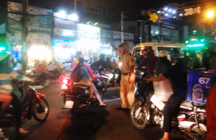 Lực lượng CSGT Công an quận Thủ Đức được tăng cường tối đa ra các khu vực, tuyến đường bị kẹt xe để điều tiết, phân luồng giao thông.