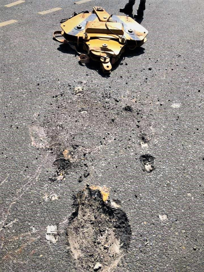 Nguoi di duong hoang loan vi moc cau tu tren troi roi xuong