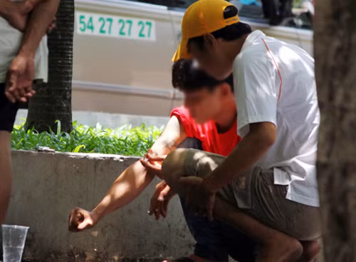 "Số người nghiện ở TP HCM không chỉ dừng lại ở con số hơn 20.000 người có hồ sơ quản lý mà thực thế cao gấp 4-5 lần. Ma túy là cái gốc của các loại tội phạm khác, chúng ta phải thay đổi cách quản lý, cách cai với người nghiện" - Thiếu tướng Phan Anh Minh nói về tình trạng nghiện ma túy ở TP HCM.