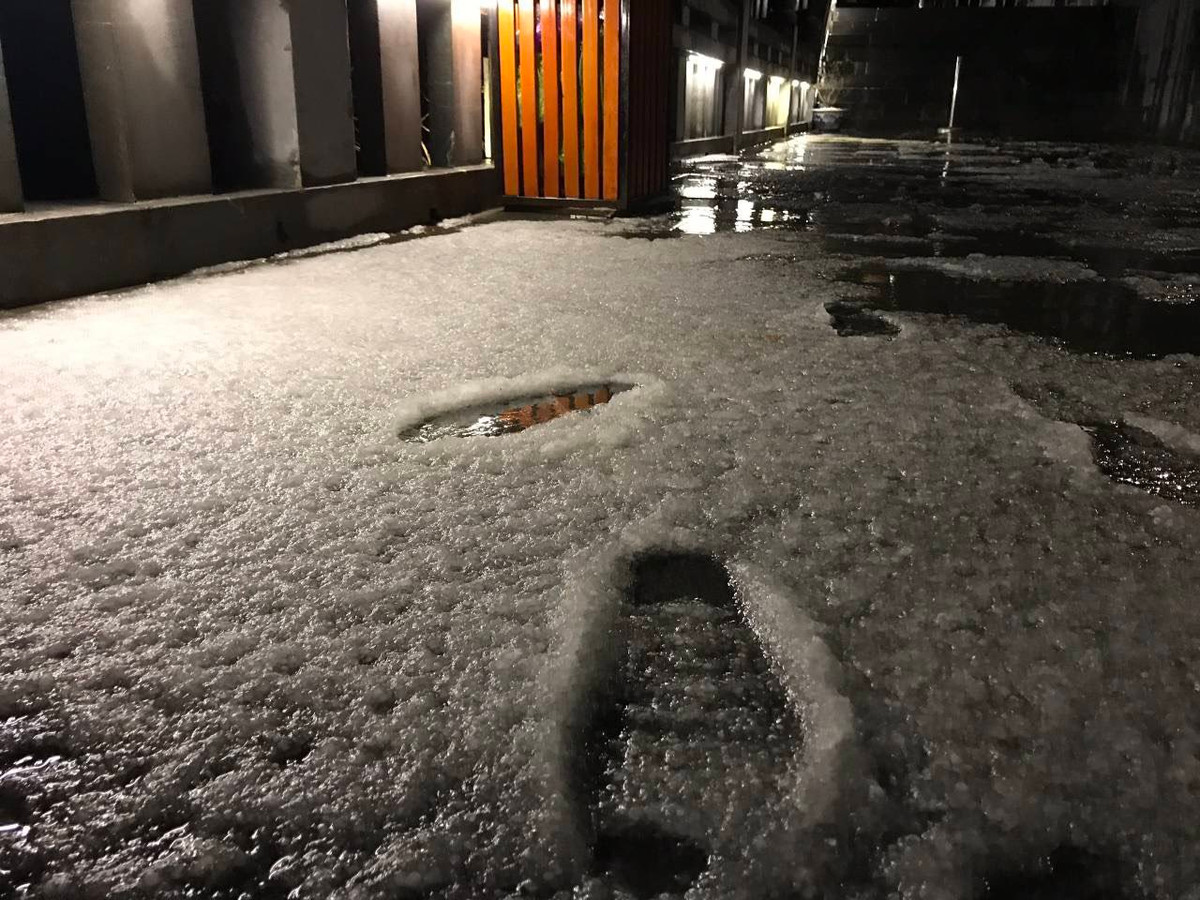 Anh: Mua bang la cha ngo tuyet roi, phu trang duong len dinh Fansipan