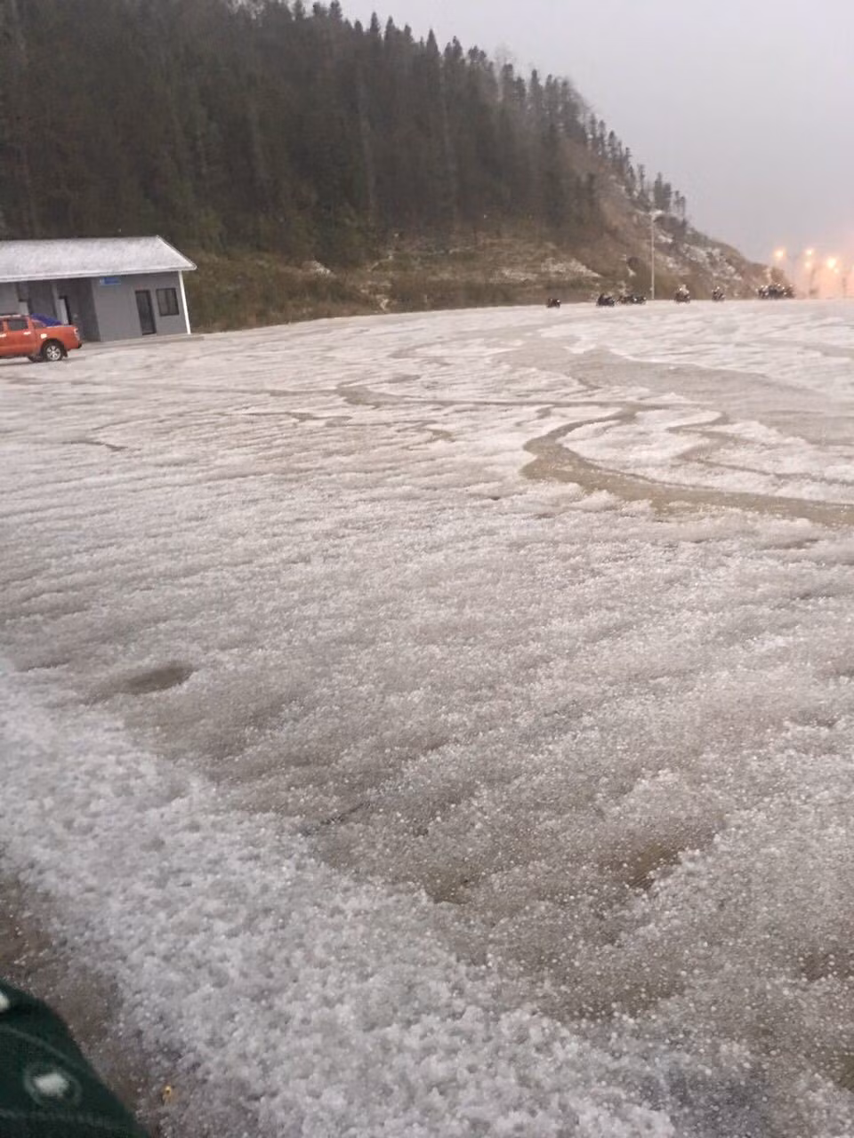 Anh: Mua bang la cha ngo tuyet roi, phu trang duong len dinh Fansipan-Hinh-4