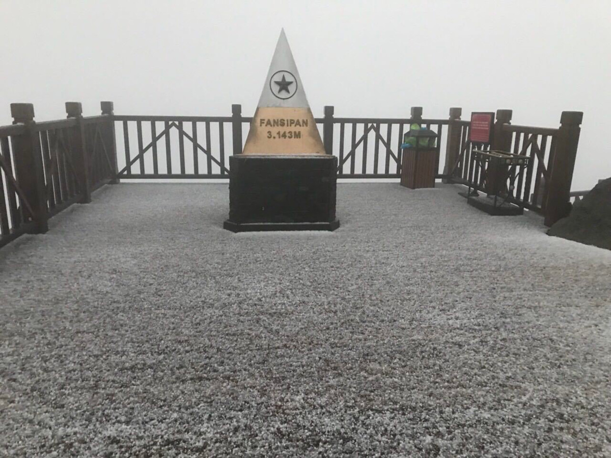 Anh: Mua bang la cha ngo tuyet roi, phu trang duong len dinh Fansipan-Hinh-3