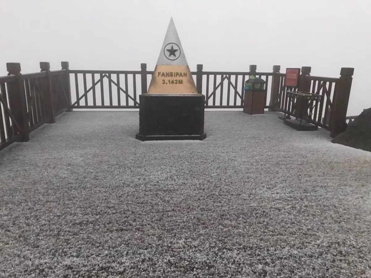 Anh: Mua bang la cha ngo tuyet roi, phu trang duong len dinh Fansipan-Hinh-3