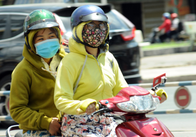 Nguoi dan TP Ho Chi Minh kho so duoi tiet troi nang nong-Hinh-2