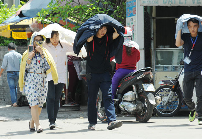 Nguoi dan TP Ho Chi Minh kho so duoi tiet troi nang nong-Hinh-6