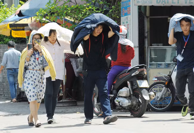 Nguoi dan TP Ho Chi Minh kho so duoi tiet troi nang nong-Hinh-6