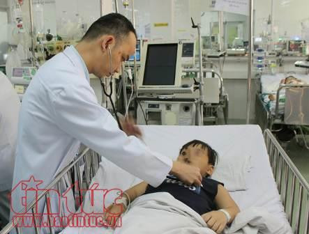 Dị vật được lấy ra là một bóng đèn led, đường kính chỉ vài li nhưng có những chấu sắt găm sâu vào phổi.