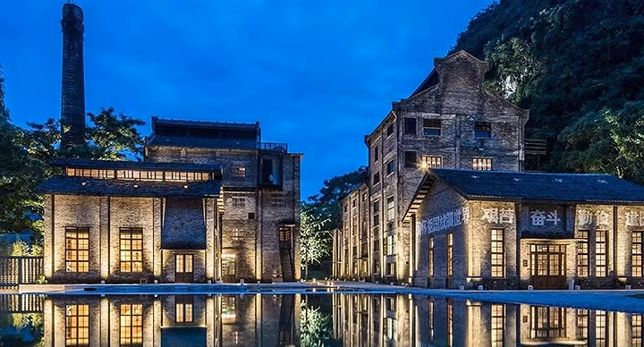 Một tòa nhà lớn gọi là Sugar House Retreat có các phòng nghỉ sang trọng với ban công riêng nhìn ra cảnh núi non.