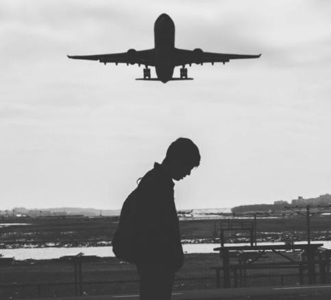 Rồi em đi xa, để anh ở lại, để tình mình chơi vơi với nỗi nhớ mong đong đầy.