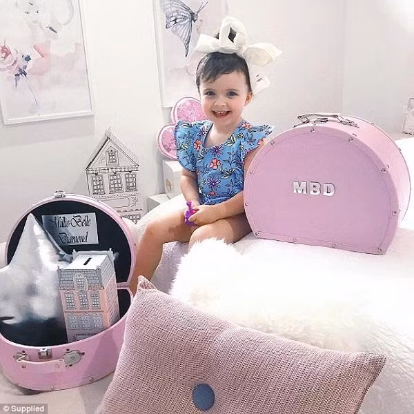 Mới 3 tuổi mà cô bé đã kiếm vài chục triệu sau mỗi show quảng cáo sản phẩm mới và sở hữu căn nhà đồ chơi trị giá hơn 100 triệu đồng.
