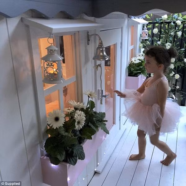 Các nguyên vật liệu của "cung điện" được đặt trên mạng nhưng chất liệu đều rất tốt, có khả năng chống nước, chống ồn.