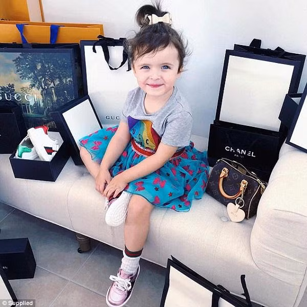 Cô bé thường được mời làm mẫu nhí cho các hãng thời trang cao cấp nổi tiếng, thậm chí còn sở hữu thương hiệu thiết kế mũ da cao cấp của riêng mình.