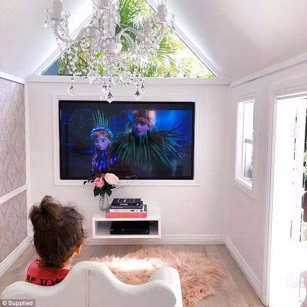 Ngôi sao nhí được bố mẹ trang bị tivi 50 inch, đầu DVD, đèn chùm pha lê, ghế salon đơn để bé ngồi xem, thảm lông ấm áp,...