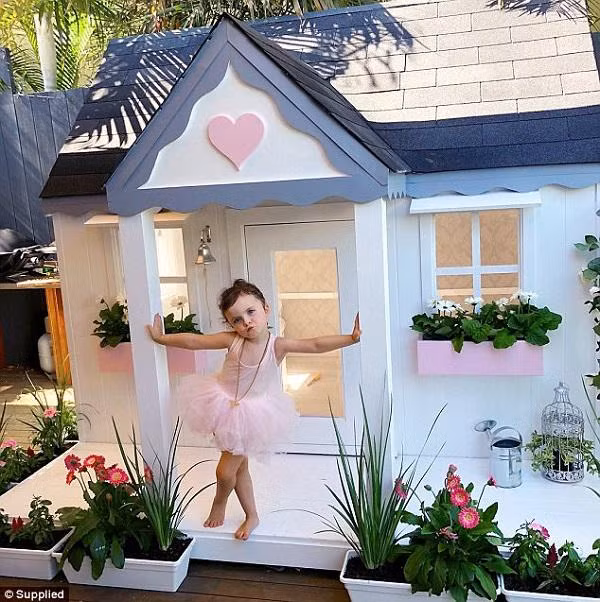 Trong khi anh Michael lo liệu hệ thống đèn điện, thì chị Schye giúp chồng sơn tường trong và ngoài nhà.