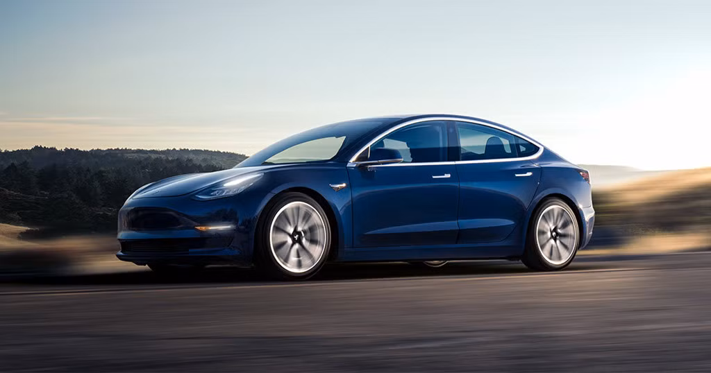  Model 3 bị “ngâm”: Trong suốt năm 2017, Tesla liên tục thông báo dời lại ngày xuất xưởng Model 3. Có rất nhiều nguyên nhân cho vấn đề này như cắt giảm sản xuất, lý do cá nhân hay sự cố ngoài ý muốn. Hạn hoàn thành 500.000 đơn đặt trước hiện được dời tới năm 2018.