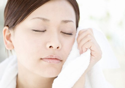 Dùng nước hoa hồng.