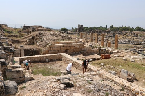 Khi thực hiện nghiên cứu tại hang Pluto ở Thổ Nhĩ Kỳ, các chuyên gia đã phát hiện bí mật lớn. Theo giáo sư khảo cổ Francesco D'Andria thuộc Đại học Salento (Italy), ông và các đồng nghiệp đã tìm thấy hang Pluto bằng cách tái hiện dòng chảy của một suối nước nóng. Bởi lẽ, trên thực tế, những suối nước nóng ở Pamukkale đều bắt nguồn từ hang Pluto.