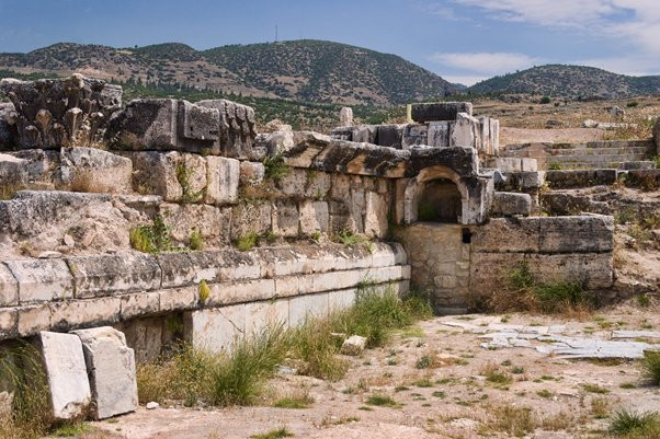 Nhóm chuyên gia cũng tìm thấy thấy nhiều cột có khắc các dòng chữ biểu thị sự dâng hiến cho Pluto và Kore - hai vị thần dưới địa ngục. Họ cũng tìm thấy dấu tích của một ngôi đền, một hồ nước và vài bậc thang phía trên hang. Những phát hiện này đều trùng khớp với các mô tả về "cổng địa ngục" của người Hy Lạp trong các tài liệu cổ.