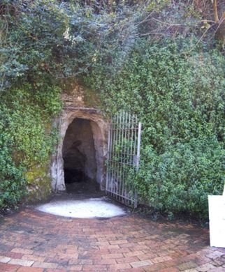 Thí nghiệm với loài chó tại "hang động tử thần" Grotta del Cane thu hút nhiều du khách ghé thăm. Trong số này có một số người nổi tiếng như Alexandre Dumas, Mark Twain. Đến năm 1870, hồ Agnano cạn nước và dần bị quên lãng. Theo đó, hang Grotta del Cane không sức hấp dẫn đối với du khách.