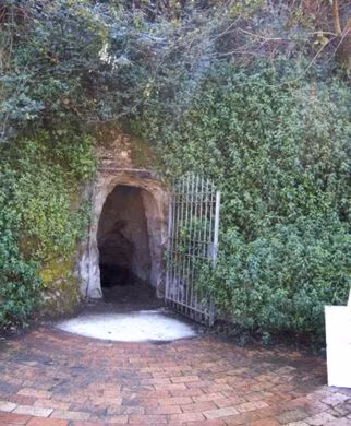 Thí nghiệm với loài chó tại "hang động tử thần" Grotta del Cane thu hút nhiều du khách ghé thăm. Trong số này có một số người nổi tiếng như Alexandre Dumas, Mark Twain. Đến năm 1870, hồ Agnano cạn nước và dần bị quên lãng. Theo đó, hang Grotta del Cane không sức hấp dẫn đối với du khách.