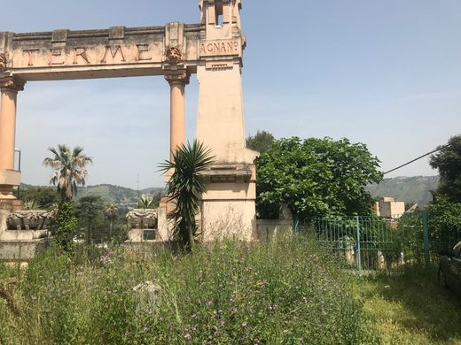 Tuy nhiên, khi nồng độ khí CO2 quá cao trong một khu vực nhỏ hẹp, con người hoặc động vật tiếp xúc lâu sẽ bị nhức đầu, hôn mê, rối loạn nhịp tim, hoảng loạn, co giật, mất ý thức, thậm chí tử vong.