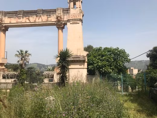 Tuy nhiên, khi nồng độ khí CO2 quá cao trong một khu vực nhỏ hẹp, con người hoặc động vật tiếp xúc lâu sẽ bị nhức đầu, hôn mê, rối loạn nhịp tim, hoảng loạn, co giật, mất ý thức, thậm chí tử vong.