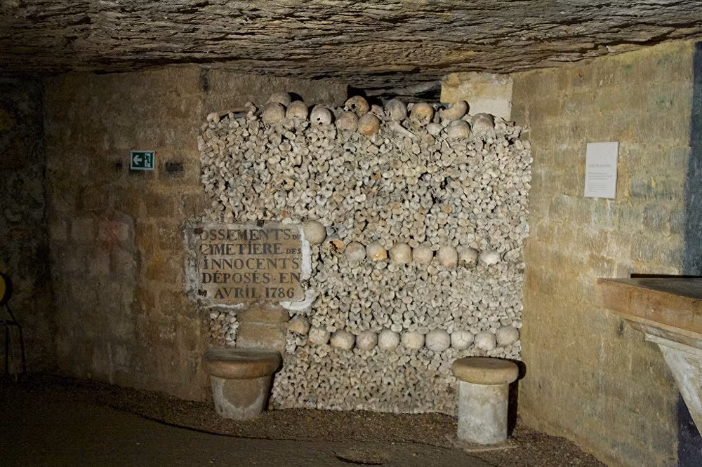 Do phần lớn mê cung dài gần 322 km không mở cửa đón khách nên một số người thích khám phá mê cung hầm mộ này đã bí mật lẻn vào. Tuy nhiên, họ có thể đối mặt với nguy hiểm khi đường hầm trong mê cung vô cùng phức tạp dẫn đến có thể bị lạc và tử vong do không có ai phát hiện.