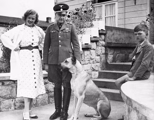 Khét tiếng không kém Ilse Koch là Johanna Altvater. Nữ "đao phủ" khét tiếng này có nhiều hành động bạo lực đối với tù nhân là đối tượng trẻ em.