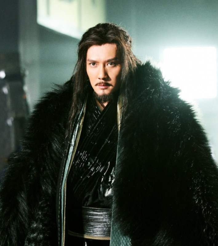 Do thua trận Cự Lộc và không được Tần Nhị Thế gửi viện binh tới giúp nên tướng Chương Hàm đã dẫn theo 20 vạn quân đầu hàng Hạng Vũ với hy vọng sẽ giữ được tính mạng.