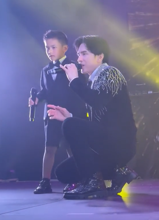 Là nghệ sĩ nổi tiếng, dàn sao Việt này vẫn bị con chiếm spotlight - Hình 8 La nghe si noi tieng, dan sao Viet nay van bi con chiem spotlight-Hinh-8