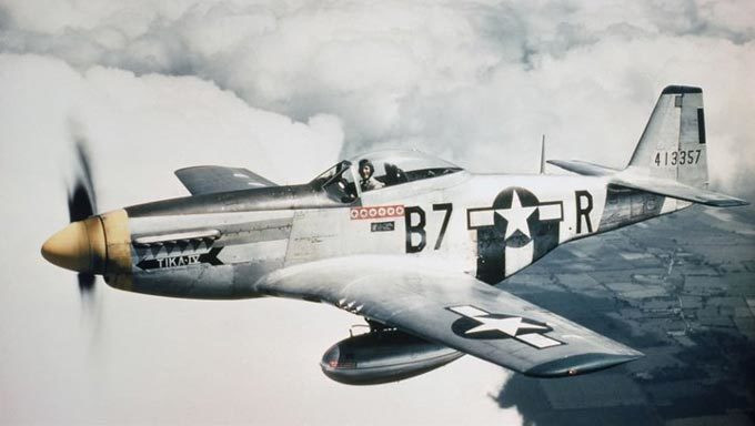 Trung úy Vernon R.Richards thuộc phi đội bay 361 đang lái chiếc P-51D Mustang, biệt danh “Tika IV”, thực hiện nhiệm vụ hộ tống máy bay ném bom năm 1944.