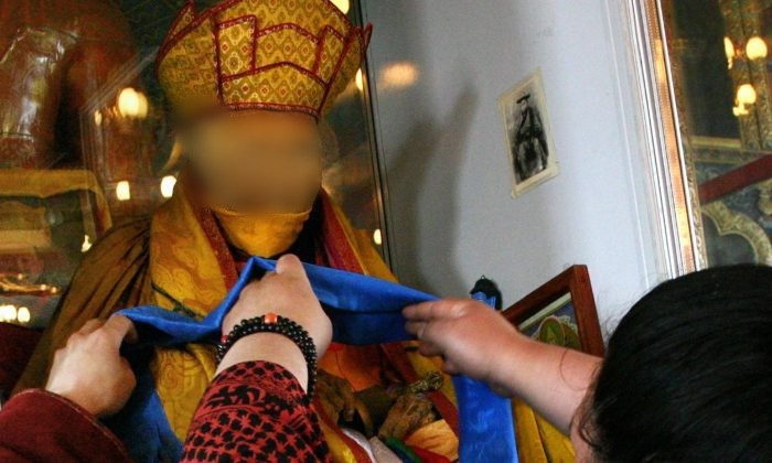 Do đó, những hình ảnh được cho là của xác ướp Lạt Ma Dashi-Dorzho Itigilov đi lại trong tu viện ở Siberia được công bố làm dấy lên tranh cãi và nghi ngờ rằng ông đã hồi sinh.