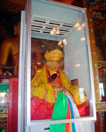 Vào năm 1957, các nhà sư làm theo lời dặn của Lạt Ma Dashi-Dorzho Itigilov và vô cùng kinh ngạc khi thấy thi hài Lạt Ma nguyên vẹn đến khó tin.