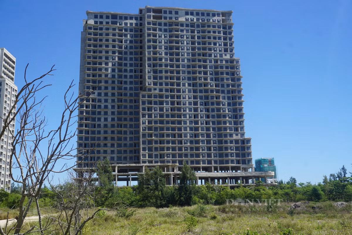 Theo thông tin mới nhất, do vướng mắc pháp lý, gần 500 căn condotel tại dự án Tổ hợp du lịch và giải trí Cocobay đã hình thành được nghiệm thu đưa vào sử dụng nhưng đến nay chưa được cấp giấy chứng nhận xác lập quyền sở hữu. Sau khi Chính phủ ban hành Nghị định 10/2023 quy định việc cấp giấy chứng nhận cho loại hình condotel, Sở Xây dựng TP.Đà Nẵng cũng có văn bản gửi chủ đầu tư các dự án bất động sản trên địa bàn yêu cầu báo cáo tình hình triển khai và nêu các khó khăn, vướng mắc, kiến nghị trong quá trình thực hiện dự án. Tuy nhiên, đến nay việc chủ đầu tư tổ hợp Cocobay xin cấp “sổ hồng” cho 500 căn condotel tại dự án này vẫn chưa có kết quả.