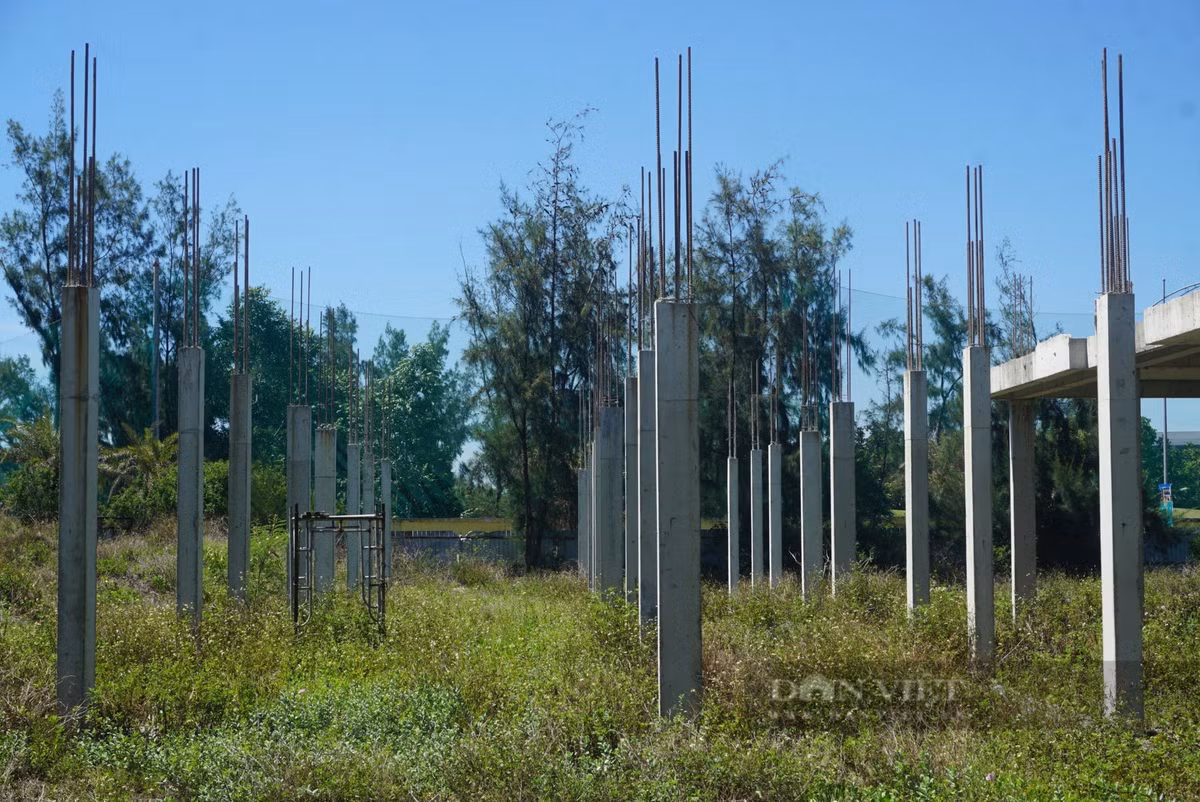 “Siêu dự án” đình đám Tổ hợp du lịch giải trí Cocobay Đà Nẵng từng được kỳ vọng sẽ góp phần phát triển kinh tế, du lịch của Đà Nẵng giờ hoang tàn.