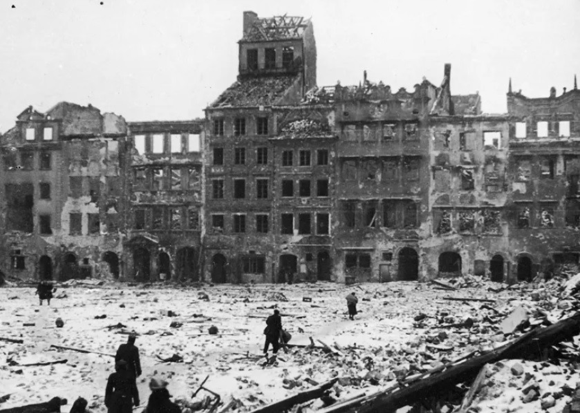 Theo đó, nhiều đường xá, tòa nhà ở thủ đô Warszawa bị tàn phá nghiêm trọng, thậm chí bị phá hủy hoàn toàn.