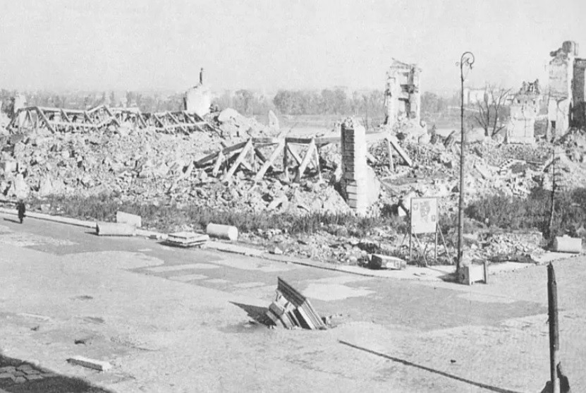 Với chiến thuật chiến tranh chớp nhoáng, Đức quốc xã huy động lực lượng và vũ khí "khủng" để nhanh chóng thôn tính Ba Lan. Trong ảnh là một khu vực ở Warszawa gần như biến thành bình địa vì trúng bom đạn của phát xít Đức.