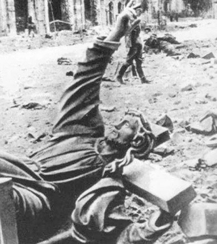 Một bức tượng Chúa Jesus ở nhà thờ tại Warszawa nằm trơ trọi trên mặt đất.