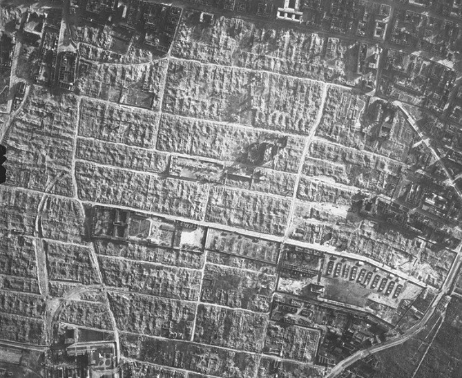 Ảnh chụp từ trên cao nhiều tòa nhà ở thủ đô Warszawa bị phá hủy trong cuộc xâm lược của phát xít Đức.