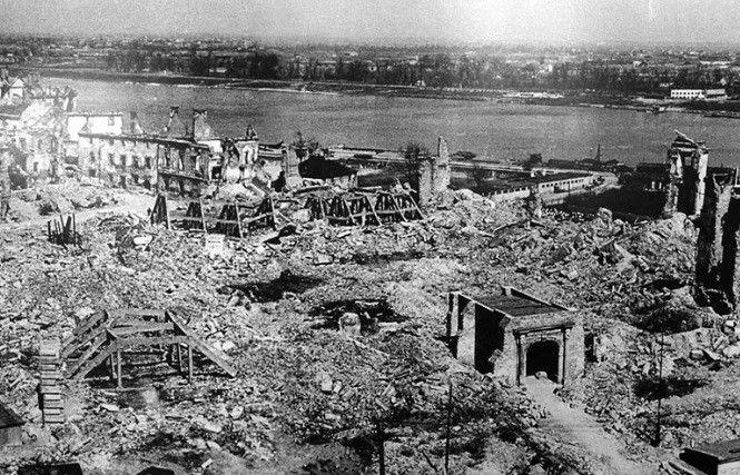 Nhà cửa của người dân ở gần sông Vistula bị phá hủy. Đây là tình cảnh chung của hàng nghìn người dân Ba Lan.