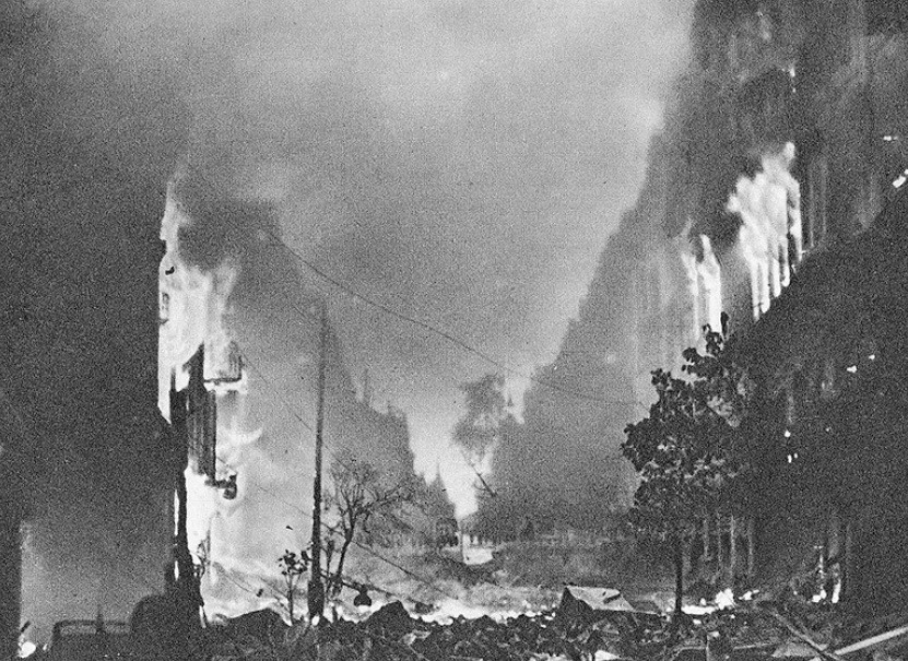 Nhiều tòa nhà ở Warszawa bốc cháy dữ dội do bị quân Đức quốc xã dội bom gây ra các vụ cháy nổ tồi tệ.