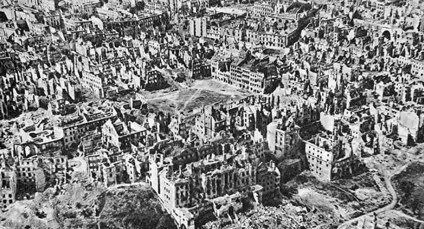 Cuộc tấn công xâm lược Ba Lan do Đức quốc xã phát động vào tháng 9/1939 đánh dấu mở màn Thế chiến 2 - một trong những cuộc chiến đẫm máu, tàn khốc nhất lịch sử nhân loại. Thủ đô của Ba Lan - Warszawa là một trong những nơi bị quân Đức quốc xã trút "mưa bom, bão đạn" nhiều nhất.