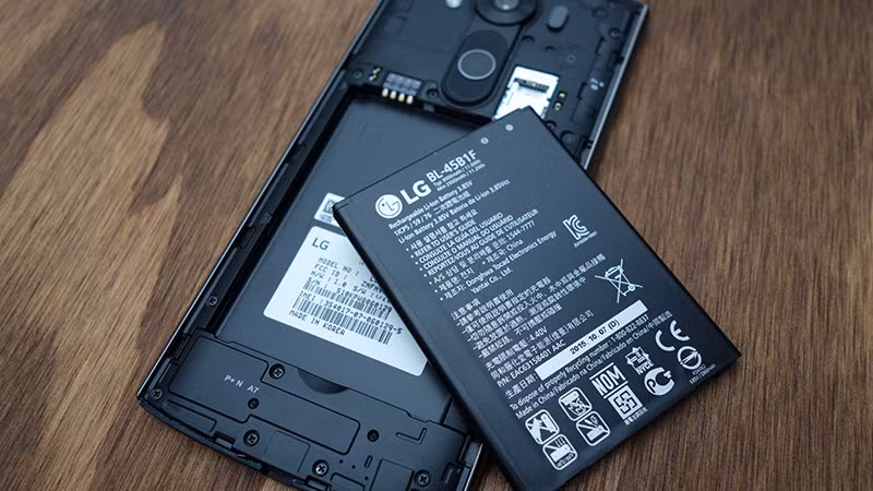 Trong trường hợp pin trên smartphone, máy tính bảng hoặc laptop bị hỏng, khách hàng sẽ cần phải mang thiết bị đến các trung tâm bảo hành để sửa chữa hoặc thay pin mới.