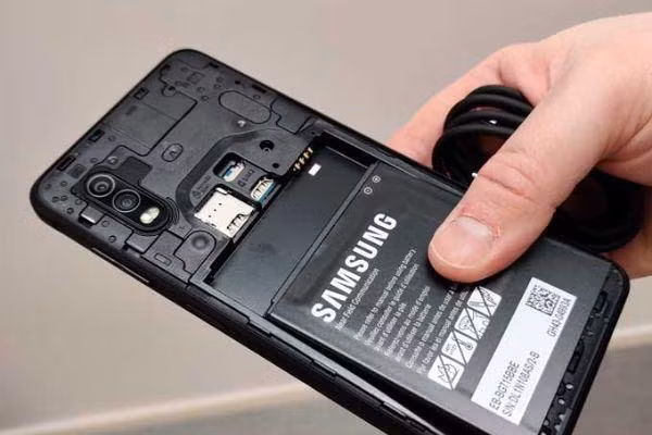 Hiện nay, hầu hết smartphone, máy tính bảng hay laptop ngày nay đều có thiết kế nguyên khối, pin được gắn liền trong sản phẩm. Kiểu thiết kế này giúp tăng tính thẩm mỹ và đảm bảo được tính năng chống nước, chống bụi trên các sản phẩm. Tuy nhiên, nhược điểm của thiết kế này là người dùng không thể tự thay pin.