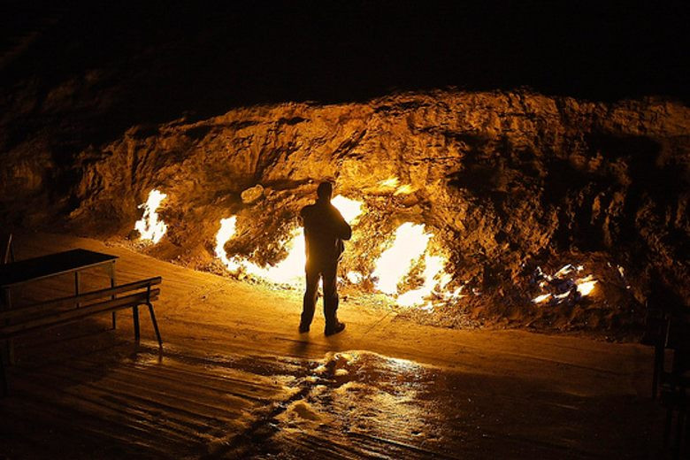 Khi ấy, ngọn lửa ở Yanar Dag nổi bật hơn giữa màn đêm tối cũng như những bông tuyết rơi từ trên trời xuống rồi tự tan trong không khí mà không hề chạm xuống mặt đất.