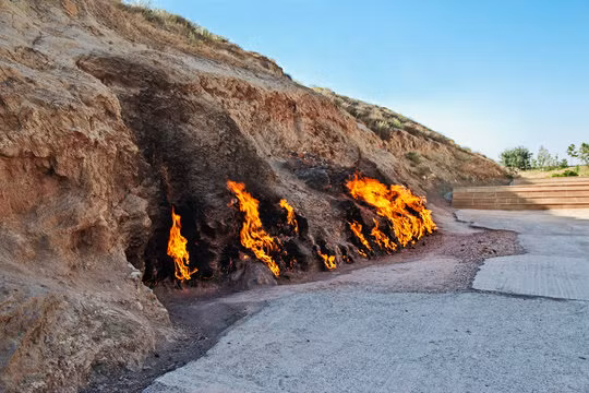 Nhờ được cung cấp khí gas liên tục nên ngọn lửa ở Yanar Dag cháy hàng ngàn năm không tắt. Vì vậy, nơi đây còn được người Azerbaijan thời xưa gọi là "vùng đất của lửa".
