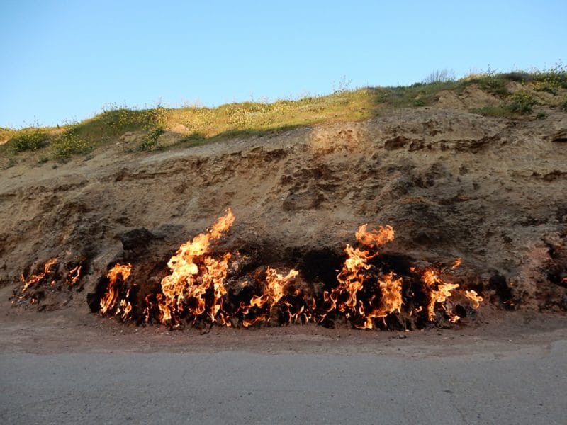 Trước sự việc bí ẩn xảy ra ở sườn đồi Yanar Dag, giới khoa học đã tiến hành các nghiên cứu nhằm tìm ra nguyên nhân khiến ngọn lửa tại đây cháy mãi không tắt.