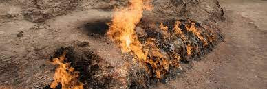 Trải nghiệm ấn tượng nhất tại Yanar Dag được các hướng dẫn viên du lịch gợi ý là vào ban đêm hoặc mùa Đông.