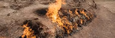 Trải nghiệm ấn tượng nhất tại Yanar Dag được các hướng dẫn viên du lịch gợi ý là vào ban đêm hoặc mùa Đông.